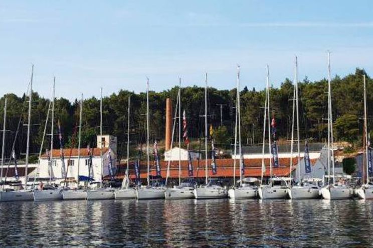 Yacht Club Milna Marina
