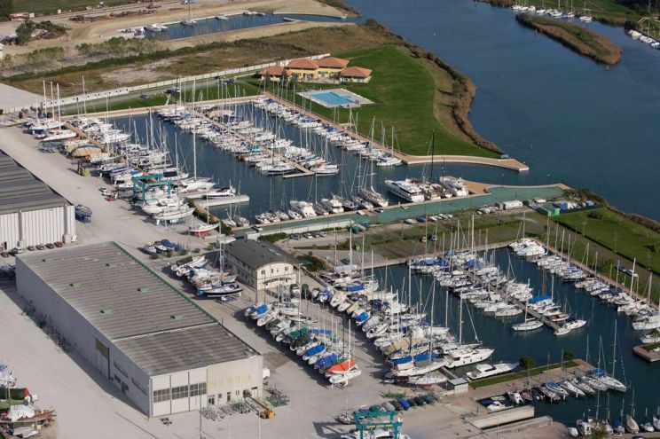 Ausa Corno Capan River Port Marina