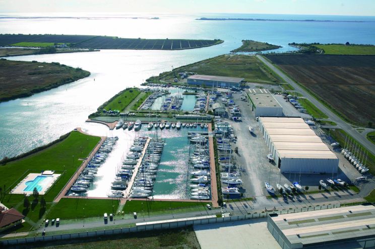 Ausa Corno Capan River Port Marina