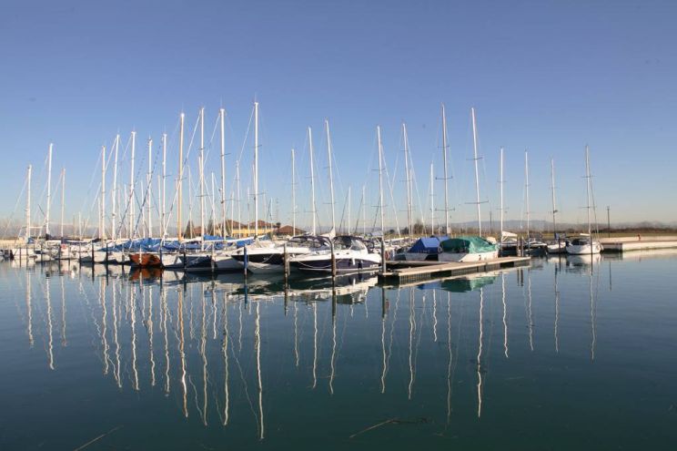 Ausa Corno Capan River Port Marina