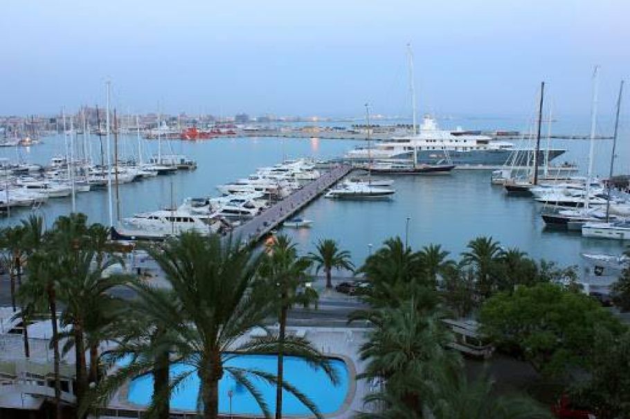 Pantalán del Mediterráneo Marina